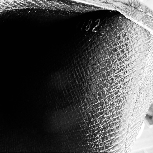 Louis Vuitton Portefeuille Taiga M32572 Black Leather SP4182 Unisex Long Wallet - Picture 11 of 16